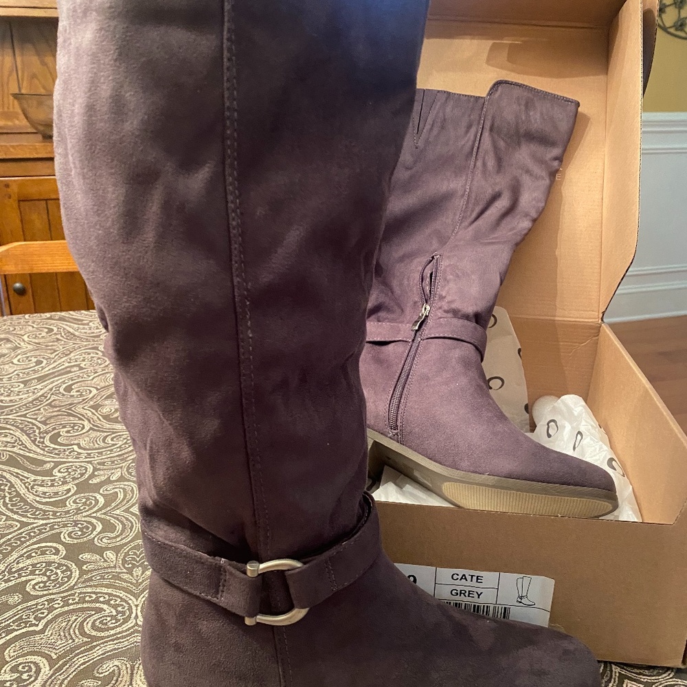 Gray tall bootd